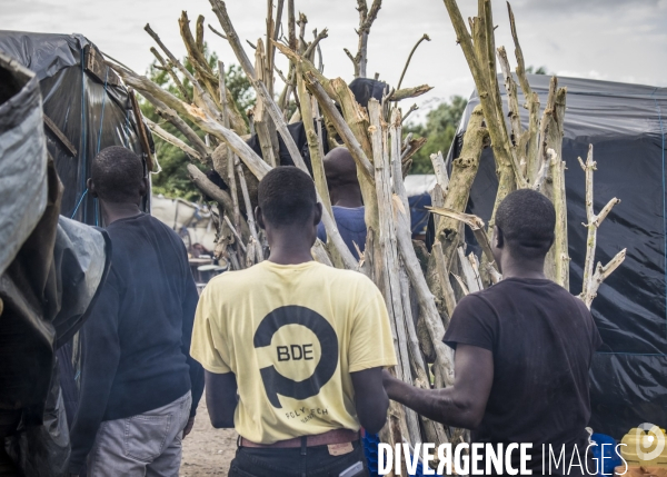 Un village bricolé, isolé et cerné de maquis... La jungle de Calais