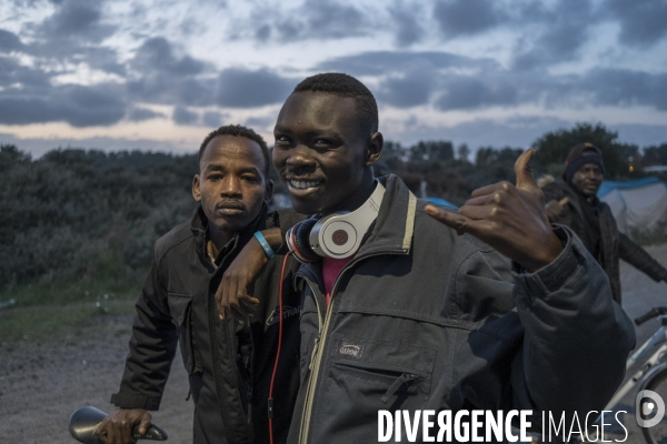 Un village bricolé, isolé et cerné de maquis... La jungle de Calais