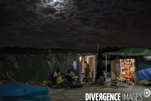 Un village bricolé, isolé et cerné de maquis... La jungle de Calais