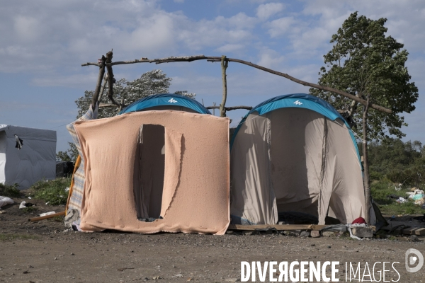 Un village bricolé, isolé et cerné de maquis... La jungle de Calais