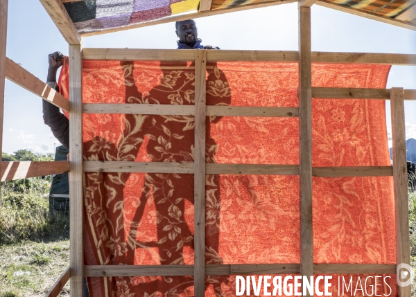 Un village bricolé, isolé et cerné de maquis... La jungle de Calais