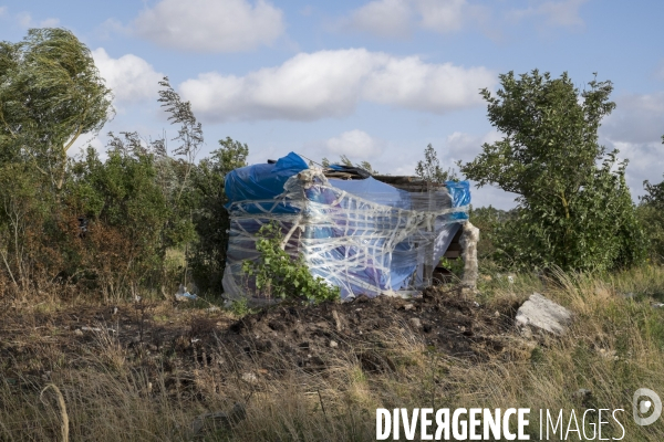 Un village bricolé, isolé et cerné de maquis... La jungle de Calais