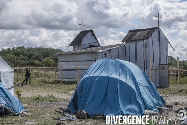 Un village bricolé, isolé et cerné de maquis... La jungle de Calais