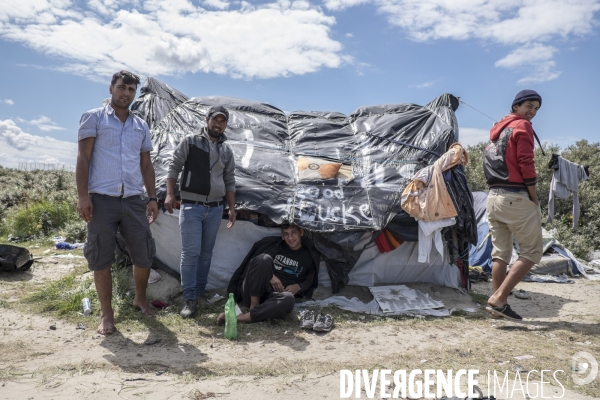 Un village bricolé, isolé et cerné de maquis... La jungle de Calais