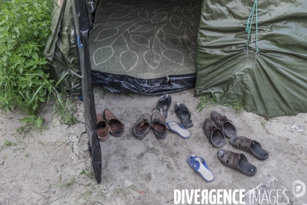Un village bricolé, isolé et cerné de maquis... La jungle de Calais