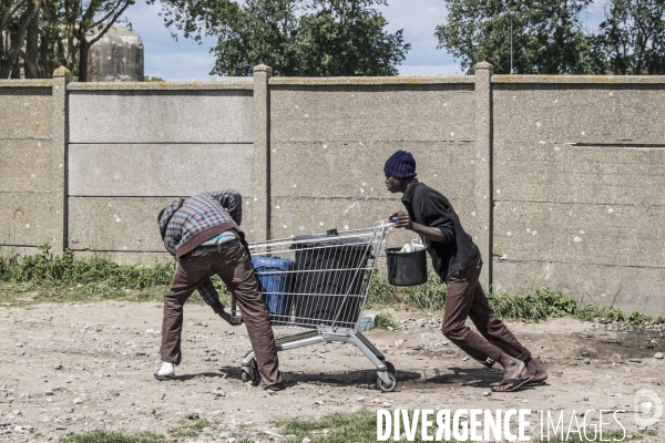 Un village bricolé, isolé et cerné de maquis... La jungle de Calais