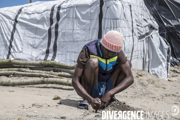 Un village bricolé, isolé et cerné de maquis... La jungle de Calais