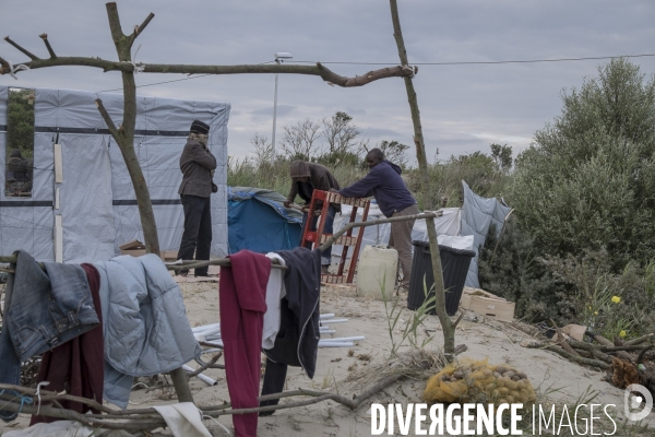 Un village bricolé, isolé et cerné de maquis... La jungle de Calais