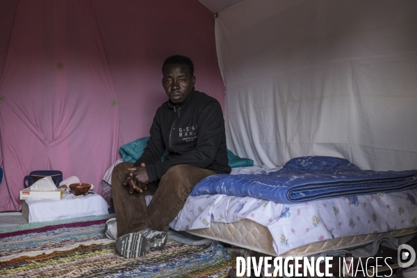 Un village bricolé, isolé et cerné de maquis... La jungle de Calais