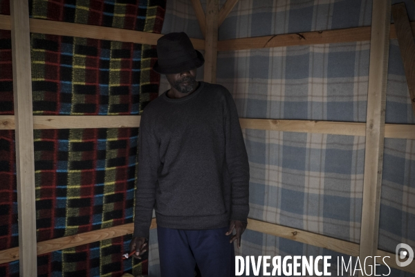 Un village bricolé, isolé et cerné de maquis... La jungle de Calais
