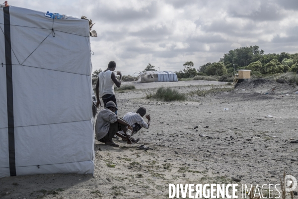 Un village bricolé, isolé et cerné de maquis... La jungle de Calais