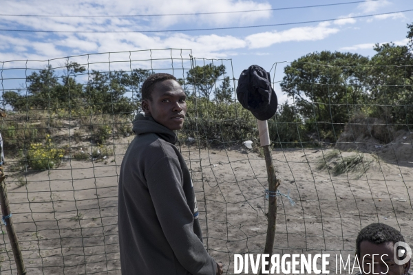 Un village bricolé, isolé et cerné de maquis... La jungle de Calais