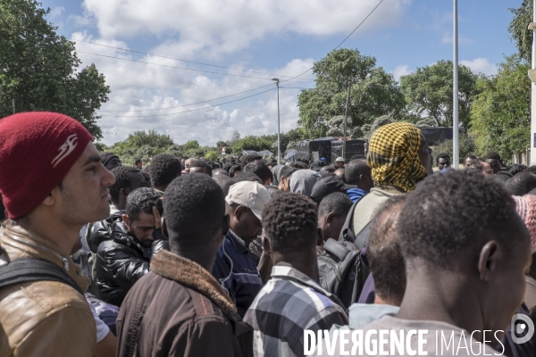 Un village bricolé, isolé et cerné de maquis... La jungle de Calais