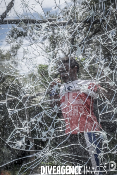 Un village bricolé, isolé et cerné de maquis... La jungle de Calais