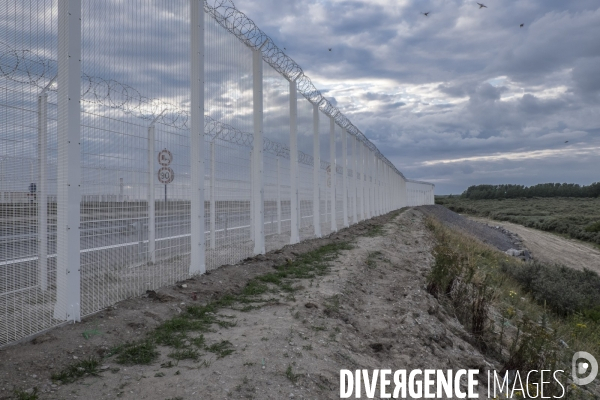 Un village bricolé, isolé et cerné de maquis... La jungle de Calais