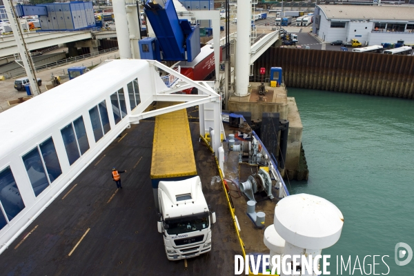 Chargement des camions d un ferry P&O a Douvres pour une traversee transmanche