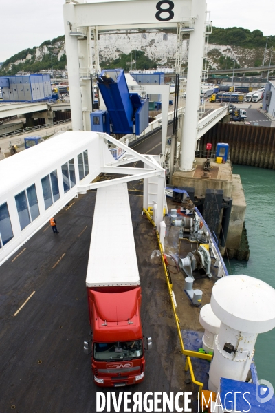 Chargement des camions d un ferry P&O a Douvres pour une traversee transmanche