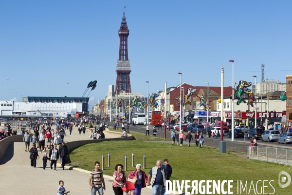 Blackpool, destination familiale et populaire. Sur plusieurs kilometres,la promenade face a la mer