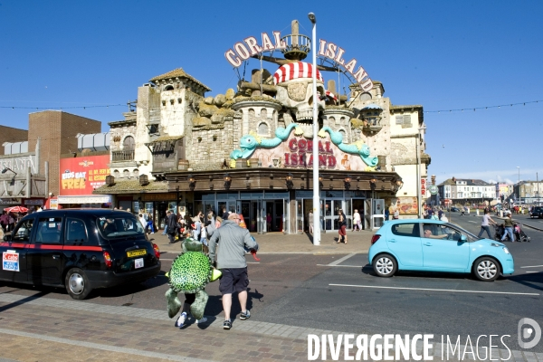 Blackpool, destination familiale et populaire. Sur plusieurs kilometres,la promenade face a la mer