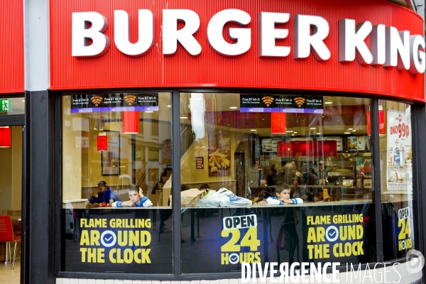 Liverpool.Deux enfants s ennuient au Berger King