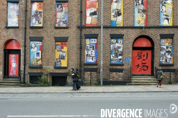 Liverpool.La facade de ce batiment d une association chinoise, illustre l  histoire de cette immigration. La ville compte la plus ancienne communaute chinoise d Europe.