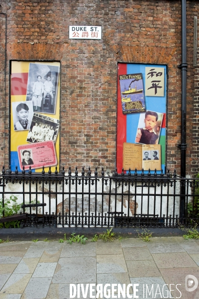 Liverpool.La facade de ce batiment d une association chinoise, illustre l  histoire de cette immigration. La ville compte la plus ancienne communaute chinoise d Europe.