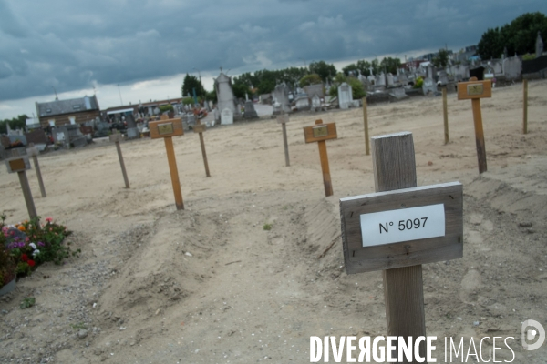 Le carré des migrants, cimetière de Calais