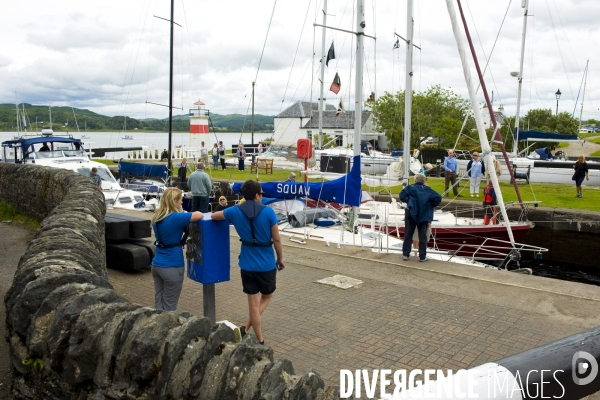 L  Ecosse. Scotland.Le port de Crinan et son canal de 15 kilometres qui relie le Firth of Clyde au Sound of Jura. Des voiliers attendent au passage d une ecluse. .