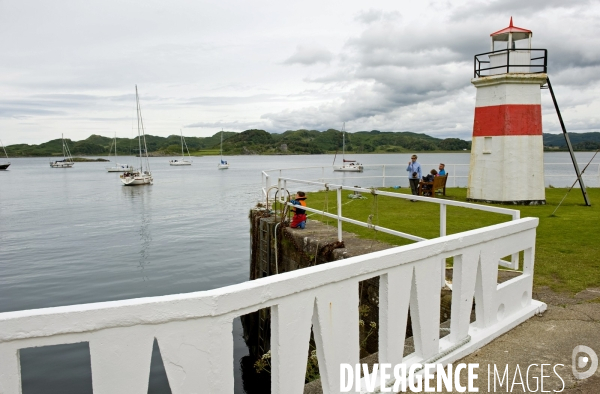 L  Ecosse. Scotland.Le port de Crinan et son canal de 15 kilometres qui relie le Firth of Clyde au Sound of Jura. Des voiliers attendent au passage d une ecluse. .