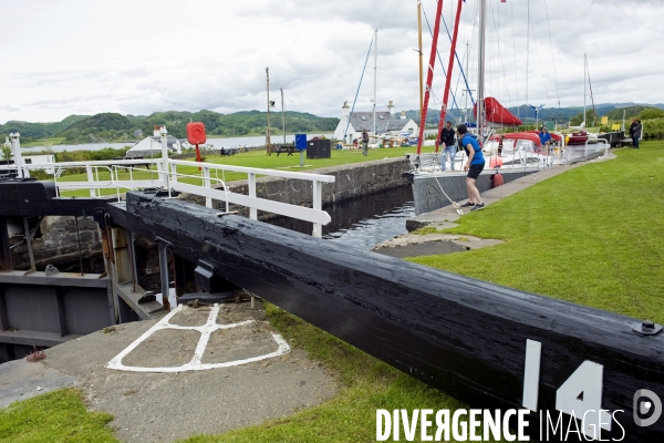 L  Ecosse. Scotland.Le port de Crinan et son canal de 15 kilometres qui relie le Firth of Clyde au Sound of Jura. Des voiliers attendent au passage d une ecluse. .