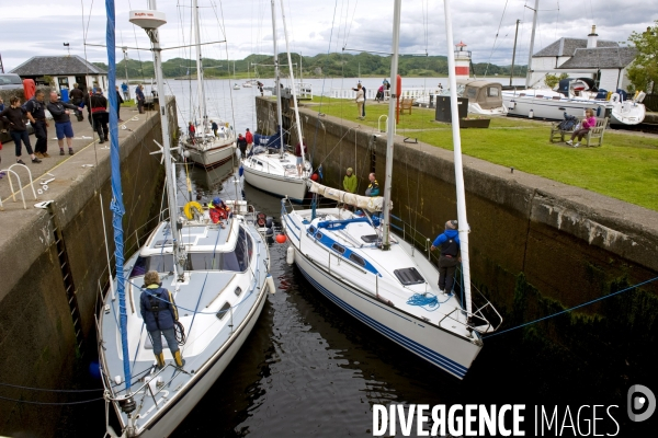L  Ecosse. Scotland.Le port de Crinan et son canal de 15 kilometres qui relie le Firth of Clyde au Sound of Jura. Des voiliers attendent au passage d une ecluse. .