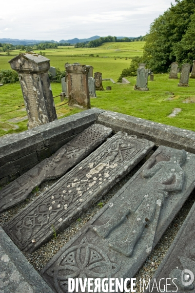 L  Ecosse. Scotland.Le cimetiere de Kilmartin et ses pierres funeraires sculptees datant du 14 eme et 15 eme ornees de motifs celtiques