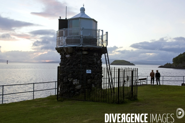 L  Ecosse. Scotland.Oban.Deux personnes regardent le coucher de soleil  sur la mer d Irlande