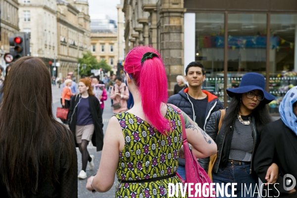 Glasgow.La fille aux cheveux rose bonbon