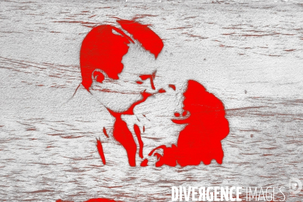 Glasgow.Love.Amour.Pochoir sur un mur.Le couple qui s embrasse semble etre au milieu des flots, illusion due aux asperites de la pierre.