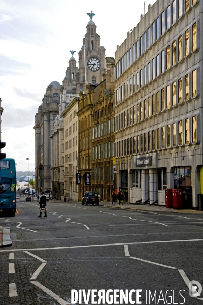 Liverpool.Water street en pente douce vers les eaux de la Mersey