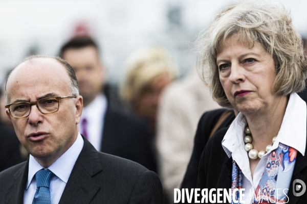 Bernard Cazeneuve et Theresa May a Calais