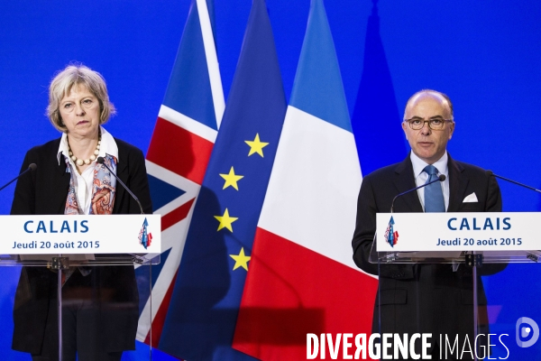 Bernard Cazeneuve et Theresa May a Calais
