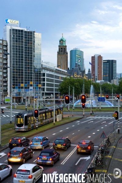 Rotterdam.Coolsingel,le boulevard principal, siege de la mairie et des tours de bureaux et d habitation