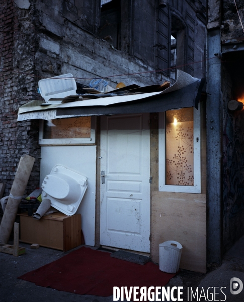 Paris Nord, baraque éclairée dans un camp roumain