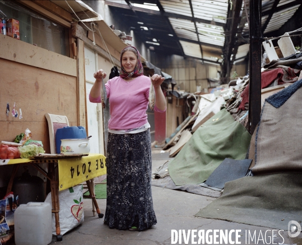 Femme préparant deux poissons