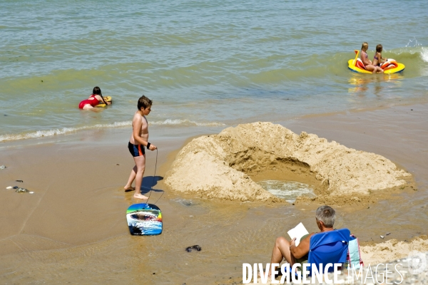 Illustration Aout 2015.L  ete a la mer.Les dents de la mer sur la plage ....
