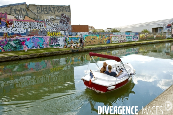 Illustration Aout 2015.Bobigny. L ete sur le canal de l Ourcq : canot a moteur et street art