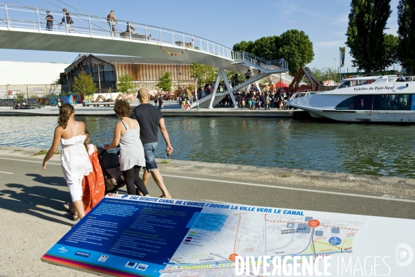 Illustration Aout 2015.Bobigny. Zac Ecocite canal de l Ourcq, la passerelle pietonne