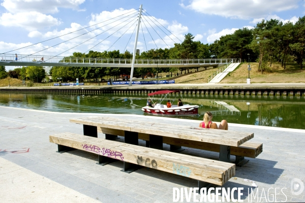 Illustration Aout 2015.Bobigny.Ecocite canal de l Ourcq, la passerelle pietonne