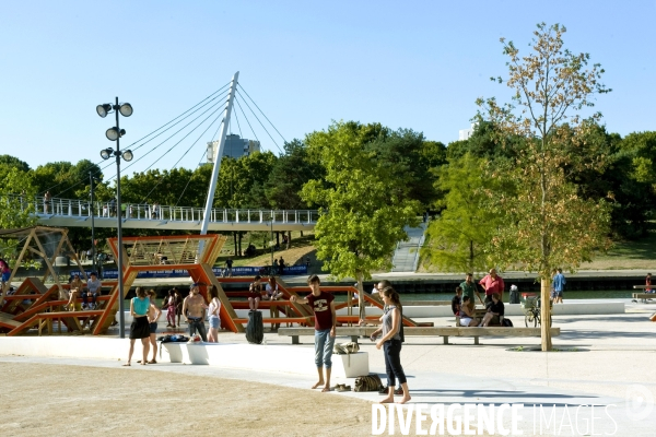 Illustration Aout 2015.Bobigny.Le canal de l Ourcq.Port de loisirs amenage par des architectes de Bellastock sur une friche