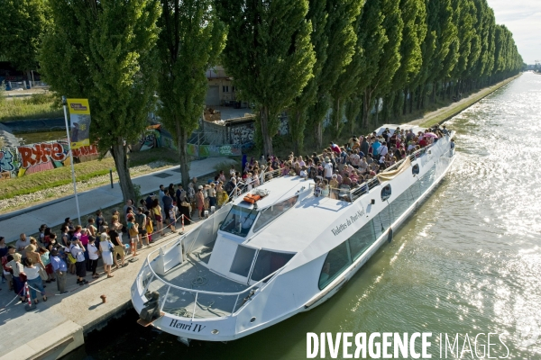 Illustration Aout 2015.Bobigny.Le canal de l Ourcq.Navette fluviale, entre le parc de la Villette et le port aux loisirs au pied de la passerelle du parc de la Bergere.