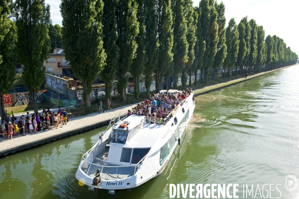 Illustration Aout 2015.Bobigny.Le canal de l Ourcq.Navette fluviale, entre le parc de la Villette et le port aux loisirs au pied de la passerelle du parc de la Bergere.