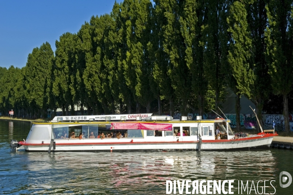 Illustration Aout 2015.Bobigny.Le canal de l Ourcq.Navette fluviale, entre le parc de la Villette et le port aux loisirs au pied de la passerelle du parc de la Bergere.