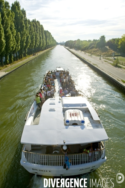 Illustration Aout 2015.Bobigny.Le canal de l Ourcq.Navette fluviale, entre le parc de la Villette et le port aux loisirs au pied de la passerelle du parc de la Bergere.